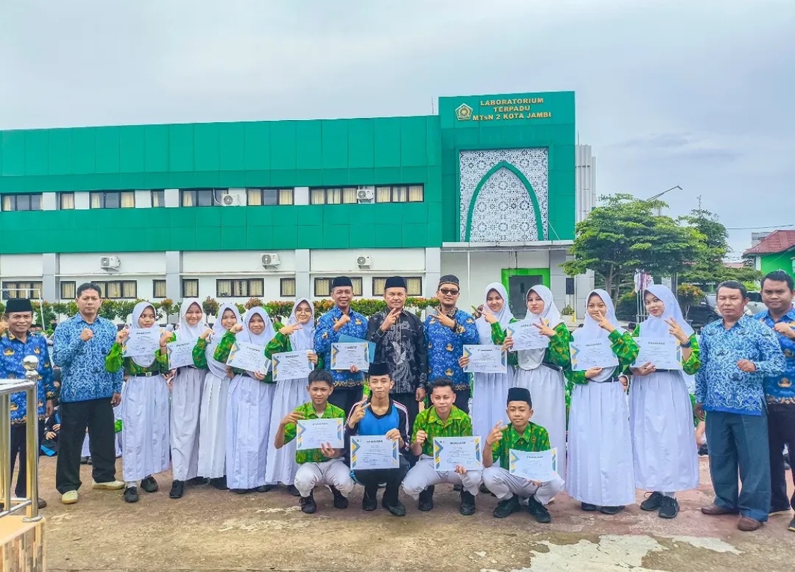 Berjuang dan Menang: MTsN 2 Kota Jambi Apresiasi Peserta Didik Berprestasi