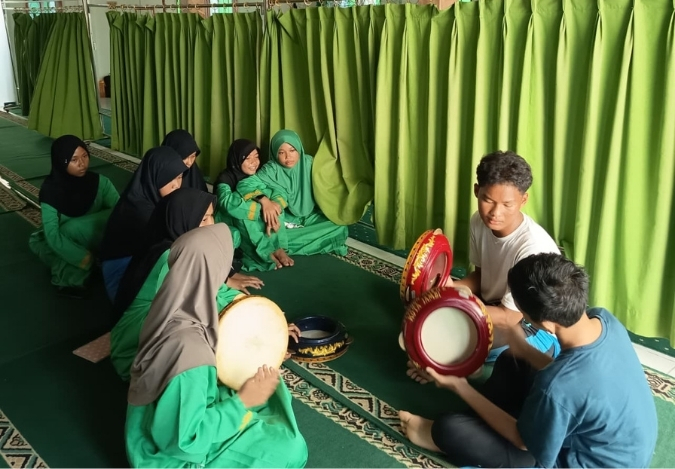 Langkah Awal Menuju Harmoni: Hadroh Akhwat Latih Pukulan Dasar