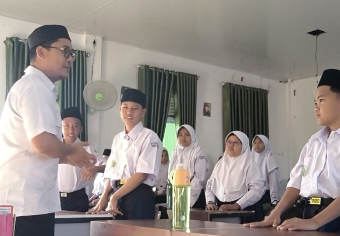 Hari Pertama Belajar Matematika di MTsN 2 Kota Jambi: Lempar Bola Kertas, Kenali Teman, dan Sepakati Belajar Bersama