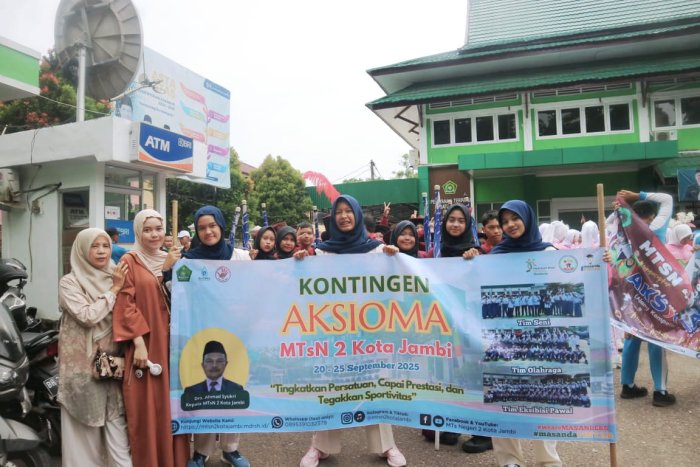 Ratu, Zia, dan Caca dari OSIM MTsN 2 Kota Jambi Tampil di Barisan Terdepan Pawai Aksioma