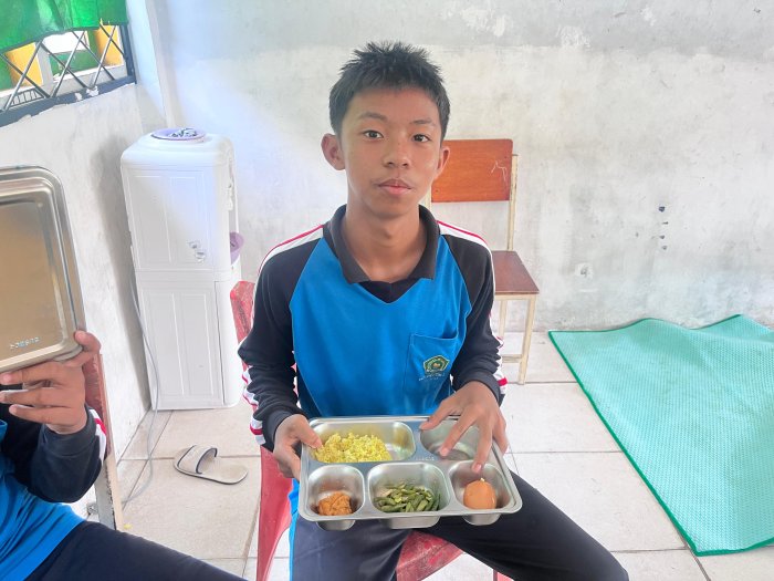 MBG Kelas 9E: Disiplin Gizi, Semangat Belajar Terjaga