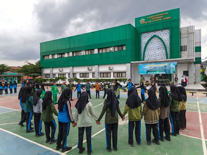 MTsN 2 Kota Jambi Hidupkan Suasana Usai Salat Jumat dengan Beragam Kegiatan
