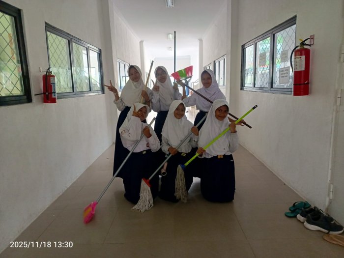 Sambut Tamu Studi Tiru Kemenag Kota Batam, Masanders Kompak Bersihkan Madrasah Sambut Tamu Studi Tiru Kemenag Kota Batam, Masanders Kompak Bersihkan Madrasah