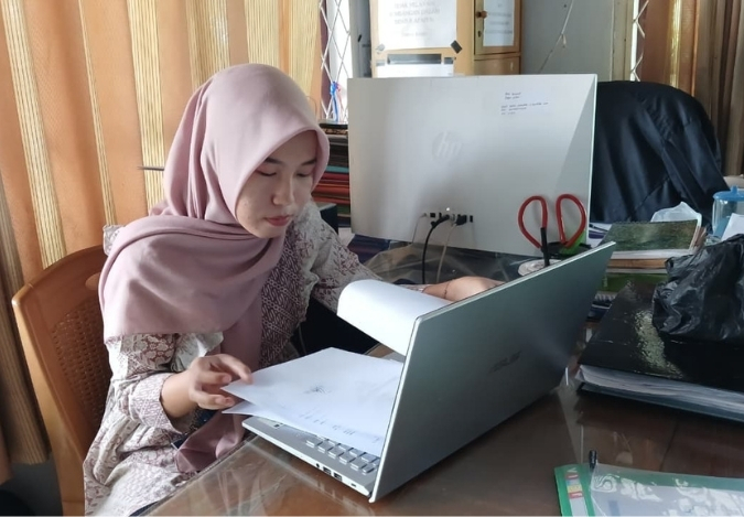 Keterlibatan Mahasiswi Program PLP dari UIN STS Jambi dalam Optimalisasi Administrasi