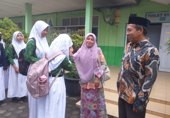 Senyum Hangat Guru Kembali Warnai Pagi di MTsN 2 Kota Jambi Senyum Hangat Guru Kembali Warnai Pagi di MTsN 2 Kota Jambi