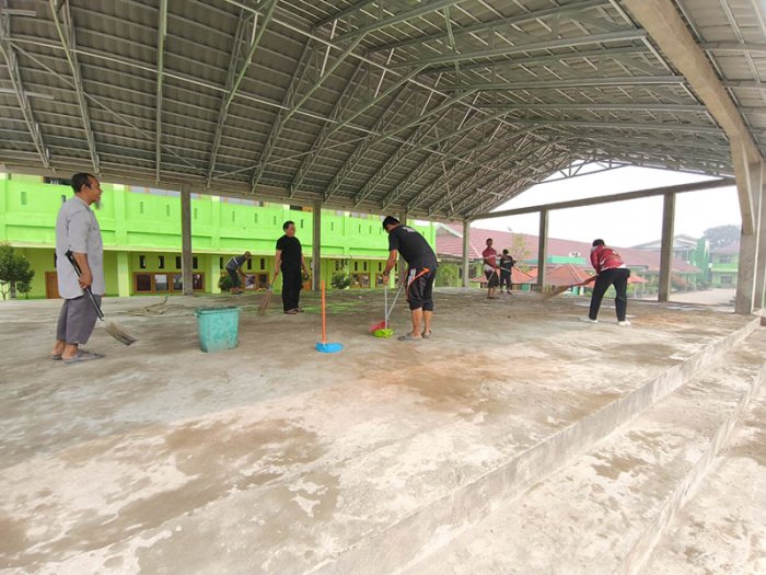 Persiapan OMI 2026: Komunitas MTsN 2 Kota Jambi Bersih-Bersih Lingkungan Madrasah