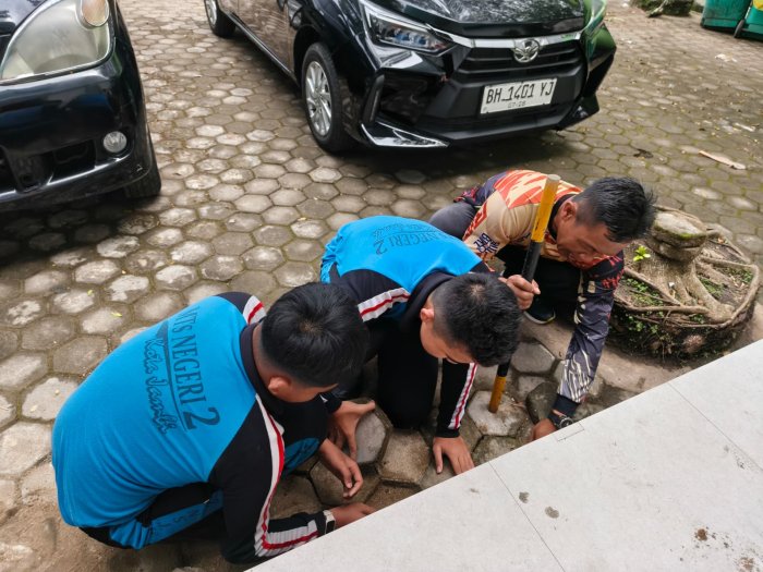 Aksi Siswa MTsN 2 Kota Jambi Rapikan Paving Block Madrasah