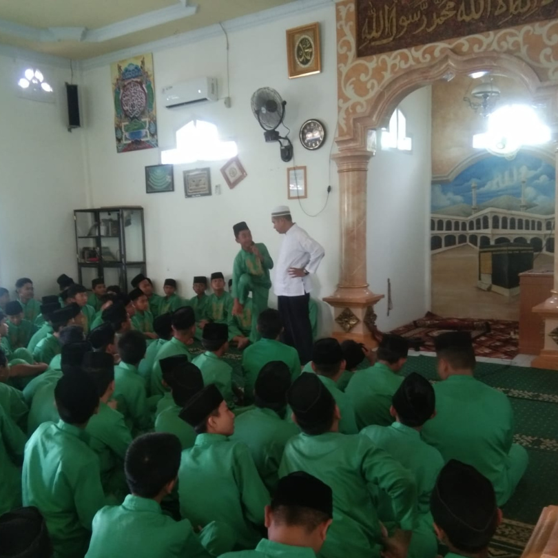 Wudhu, Tayamum, dan Meluruskan Bacaan Sholat dalam Pesantren Kilat MTsN 2 Kota Jambi Wudhu, Tayamum, dan Meluruskan Bacaan Sholat dalam Pesantren Kilat MTsN 2 Kota Jambi