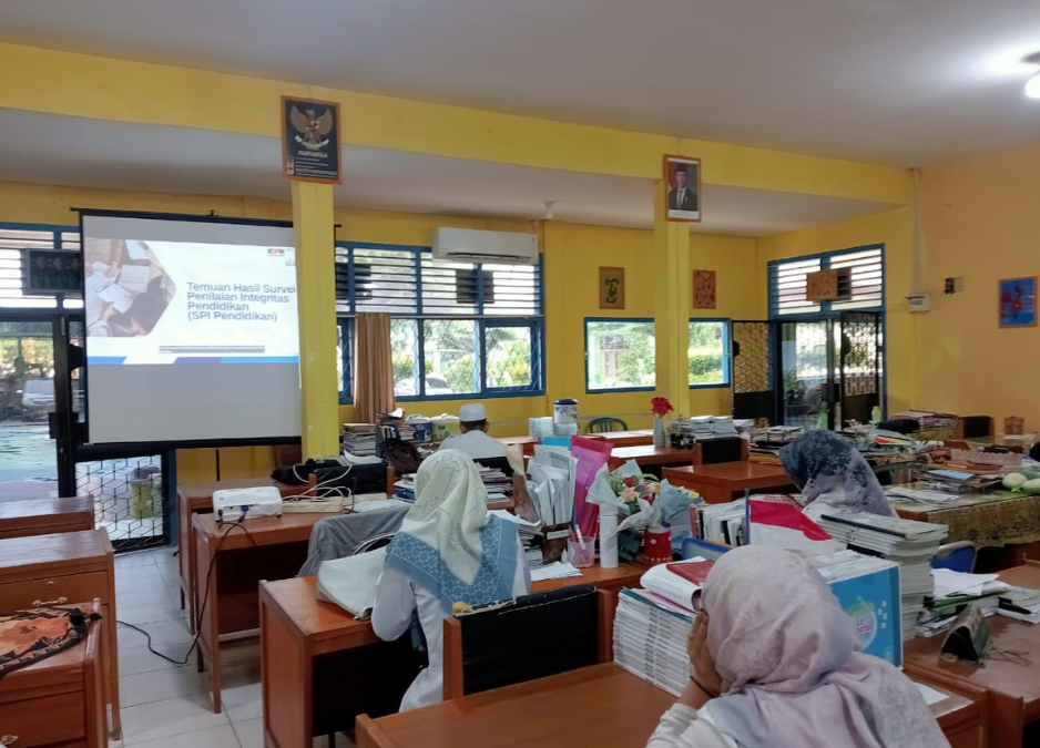 Membangun Madrasah Berintegritas, Guru MTsN 2 Kota Jambi Ikuti Webinar Pendidikan Antikorupsi