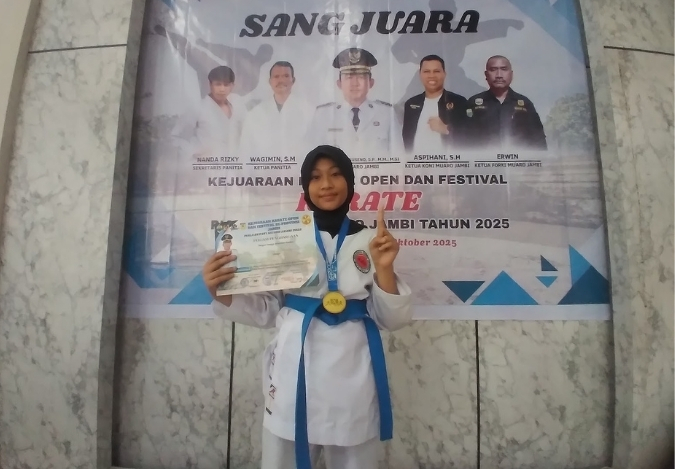 Di Arena Karate, Putri Khanza Azzahra Torehkan Prestasi Ganda