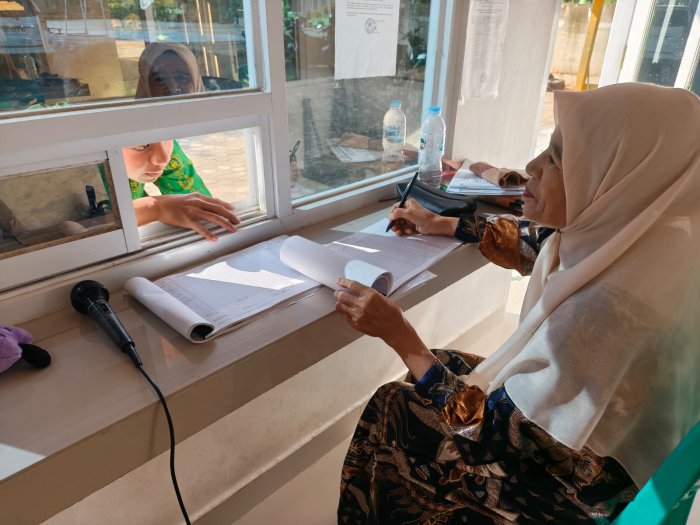Jalankan Tugas Piket, Guru Senior MTsN 2 Kota Jambi Tunjukkan Dedikasi Tinggi Jalankan Tugas Piket, Guru Senior MTsN 2 Kota Jambi Tunjukkan Dedikasi Tinggi