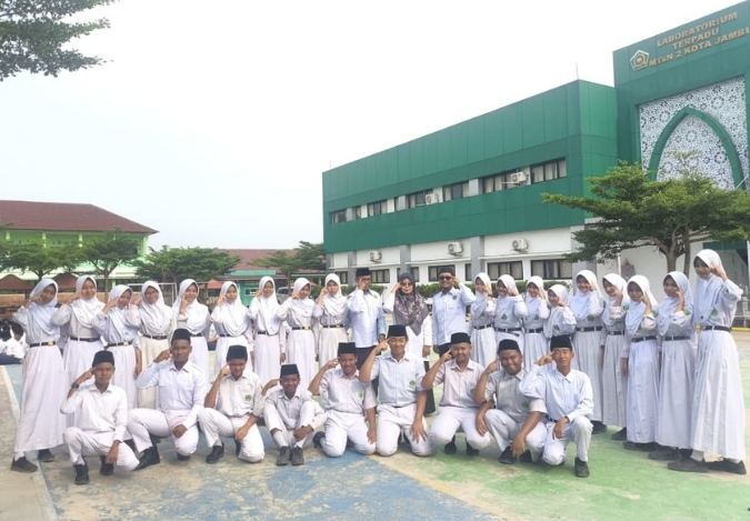 Satu Komando di Lapangan, Satu Senyuman di Kamera