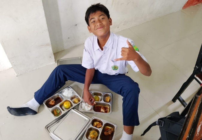 Jeruk di Tangan, Senyum di Wajah: MBG Warnai Senin di Kelas 7D, 7F, 7H, dan 7J Jeruk di Tangan, Senyum di Wajah: MBG Warnai Senin di Kelas 7D, 7F, 7H, dan 7J