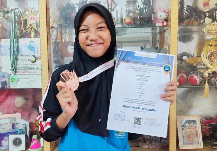 Amelia Putri Ramadhani Ukir Prestasi Lagi di Kompetisi Sains Pelajar Indonesia