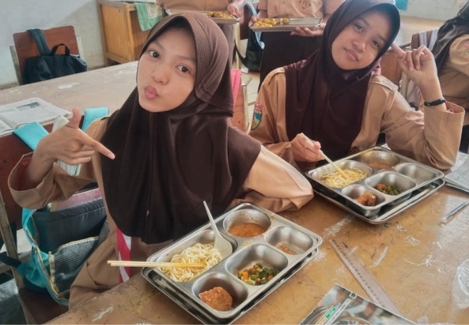 Foto MBG Kelas 8B, 8F, 8G, dan 8K: Santap Spaghetti Ala Italia