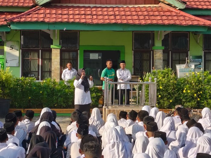 Ibu Syarifah Aisyah Sampaikan Arahan UKS Terkait Program Makan Bergizi Gratis Ibu Syarifah Aisyah Sampaikan Arahan UKS Terkait Program Makan Bergizi Gratis