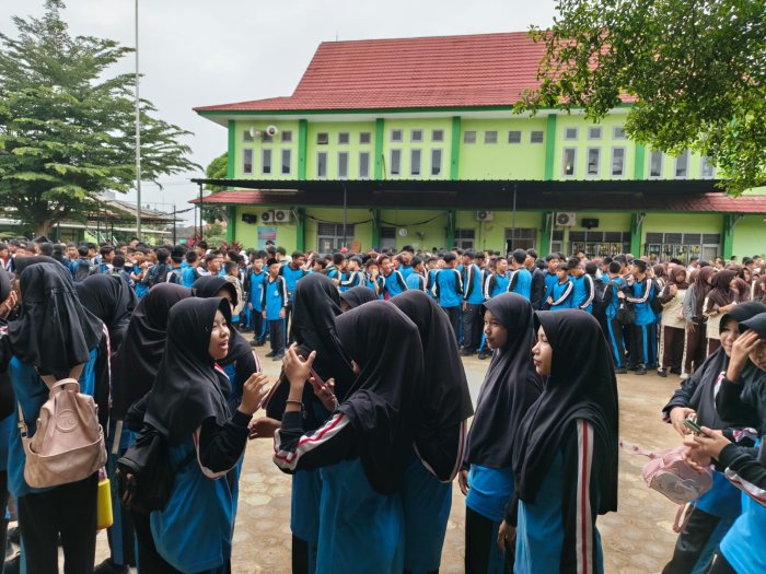 MTsN 2 Kota Jambi Hadir Meriahkan Gerak Jalan Santai HAB Kemenag