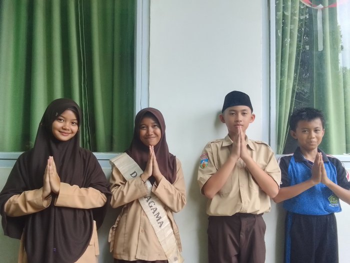 Duta Agama MTsN 2 Kota Jambi Aktif Ajak Salat Zuhur Berjamaah Duta Agama MTsN 2 Kota Jambi Aktif Ajak Salat Zuhur Berjamaah