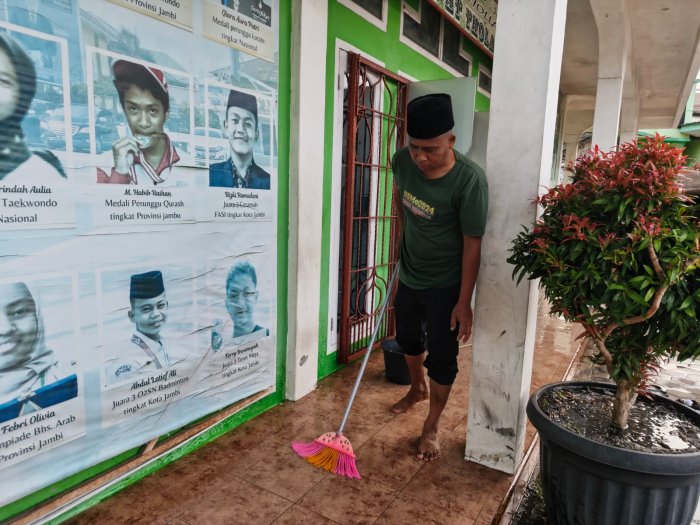 Teladan Kebersihan dari Tenaga Kependidikan MTsN 2 Kota Jambi