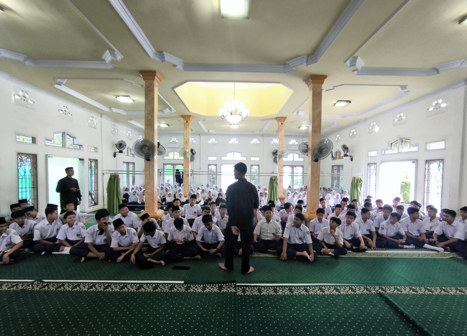 Meniti Ilmu, Merajut Silaturahmi: Kunjungan Alumni Gontor ke MTsN 2 Kota Jambi Meniti Ilmu, Merajut Silaturahmi: Kunjungan Alumni Gontor ke MTsN 2 Kota Jambi