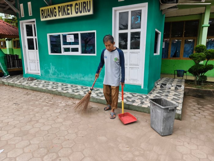 Dedikasi Tenaga Kebersihan Wujudkan Madrasah Nyaman