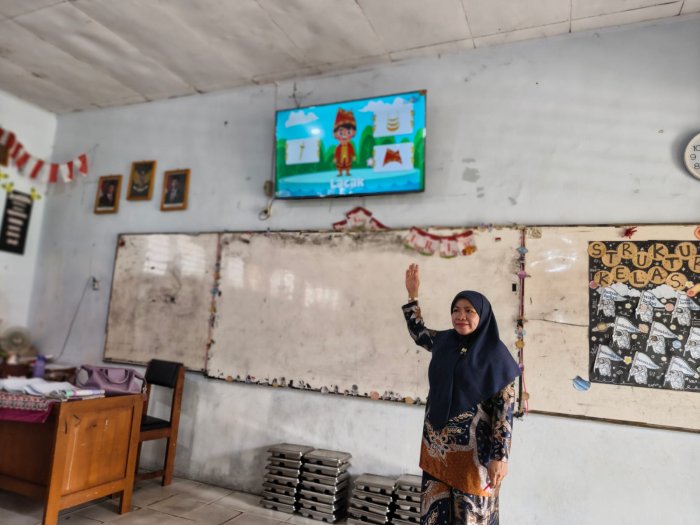 Warna-Warni Budaya Jambi di Kelas 8I: Poster, Kreativitas, dan Cinta Daerah