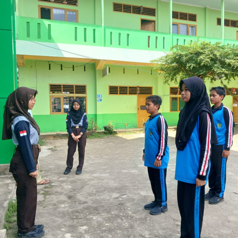 Siap, Tegap! Pramuka MTsN 2 Kota Jambi Asah Keterampilan Baris Berbaris