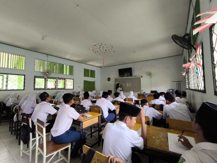 Supervisi Pembelajaran IPA: Pak Wahid Tinjau KBM Ibu Fatimah di MTsN 2 Kota Jambi