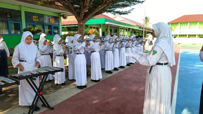 Tim Drumband MTsN 2 Kota Jambi Tampil Khidmat Iringi Upacara Hari Senin
