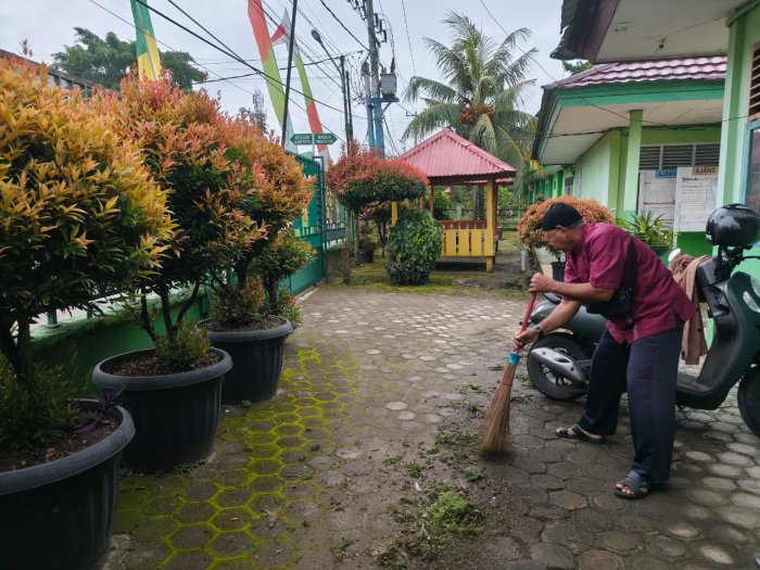 Tenaga Kebersihan Wujudkan Lingkungan Nyaman di MTsN 2 Kota Jambi