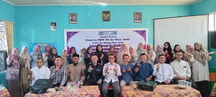 Guru IPS MTsN 2 Kota Jambi Dalami Strategi Kokurikuler KBC di MGMP