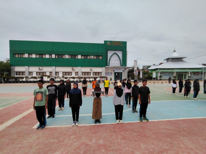 Sinergi Siswa MTsN 2 Kota Jambi dalam Persiapan Upacara Hari Guru