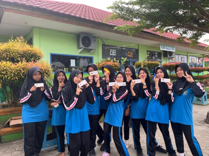 Duta Masanda Bagikan Tablet Tambah Darah untuk Siswi MTsN 2 Kota Jambi