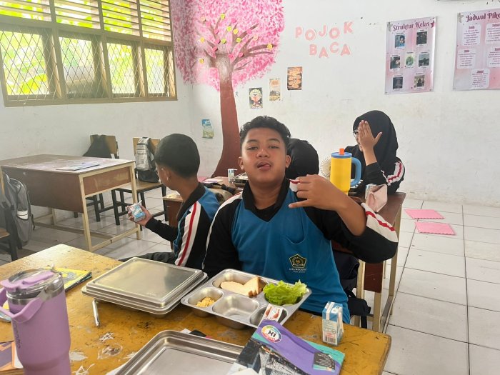 Kelas 9D MTsN 2 Kota Jambi Ikuti Program MBG dengan Antusias dan Reflektif