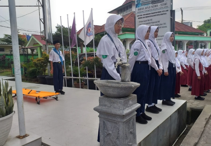 PMR MTsN 2 Kota Jambi: Siaga di Tengah Upacara Perdana