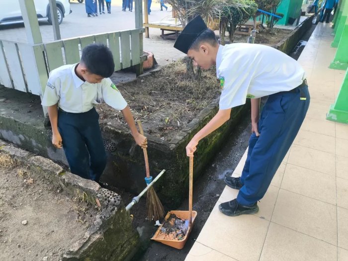 MTsN 2 Kota Jambi Selalu Berupaya Tegakkan Budaya Bersih dan Sehat MTsN 2 Kota Jambi Selalu Berupaya Tegakkan Budaya Bersih dan Sehat