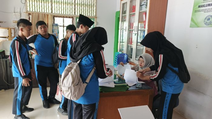 Pelayanan Pengambilan Sertifikat TKA di MTsN 2 Kota Jambi Terus Bergulir Pelayanan Pengambilan Sertifikat TKA di MTsN 2 Kota Jambi Terus Bergulir