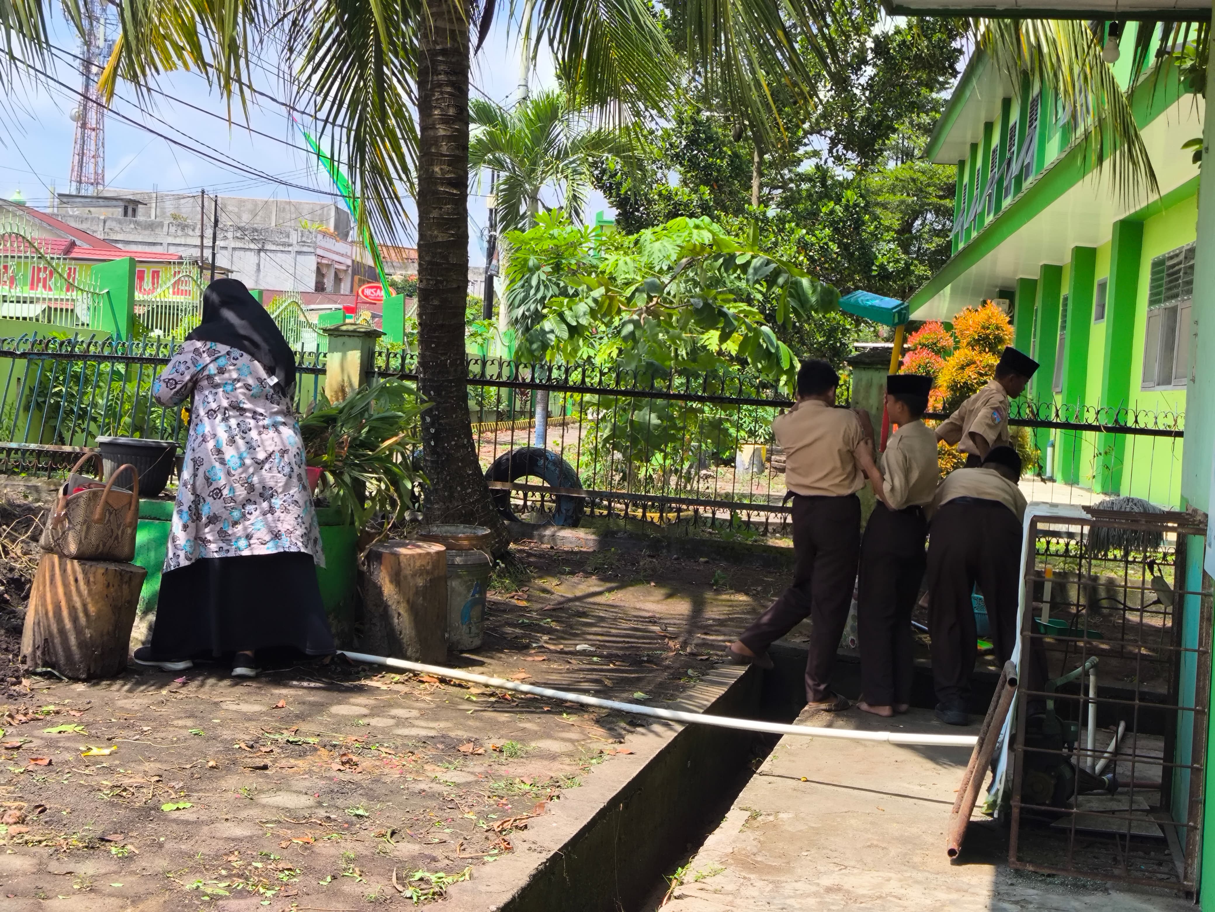 Kelas 7D MTsN 2 Kota Jambi Gelar Gotong Royong Bersihkan Toga Madrasah