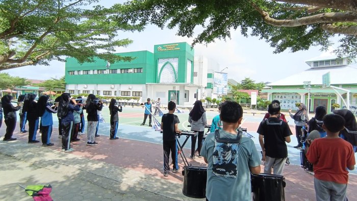 Dentum Irama Ekskul Drumband Latih Lagu Daerah di Lapangan Madrasah