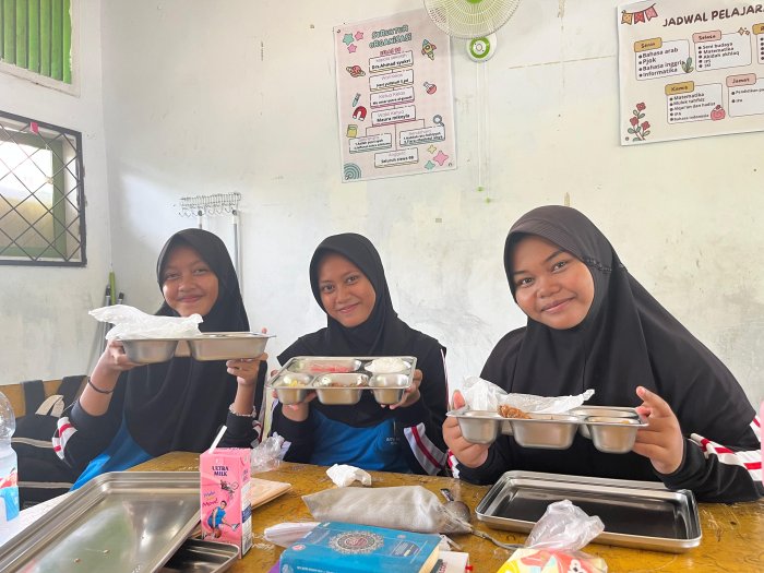 MBG Kelas 9B, 9C, 9D, dan 9E MTsN 2 Kota Jambi: Burger Bergizi, Senyum Ceria, dan Energi Positif di Hari Jumat MBG Kelas 9B, 9C, 9D, dan 9E MTsN 2 Kota Jambi: Burger Bergizi, Senyum Ceria, dan Energi Positif di Hari Jumat