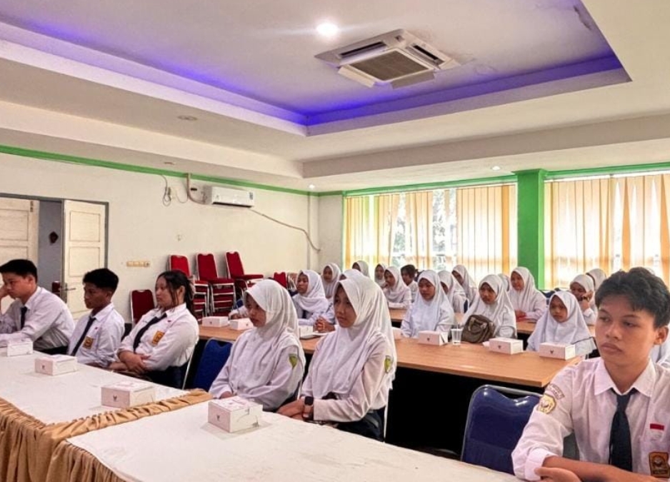 Mutiara dan Syaikha Wakili MTsN 2 Kota Jambi dalam Pembinaan Konselor Remaja