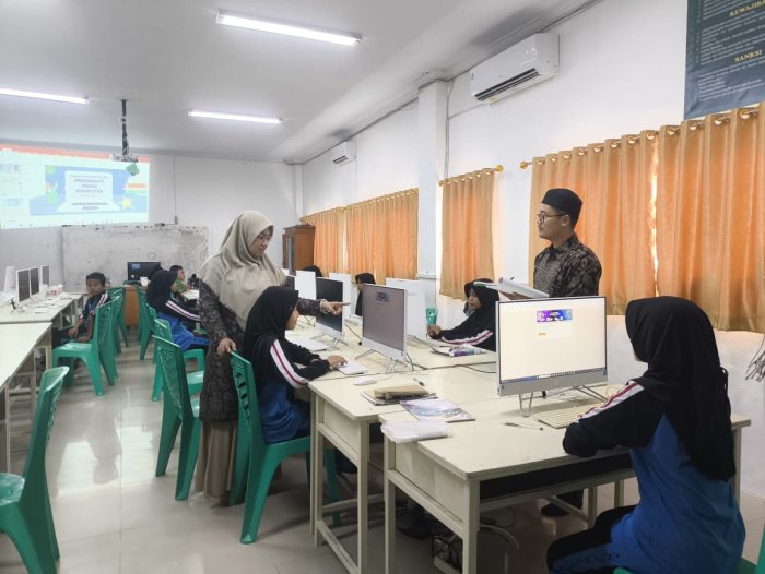 Supervisi Informatika di Lab Komputer 2: Pak Wahid Tinjau Perangkat dan Praktik KBM Ibu Fauziah