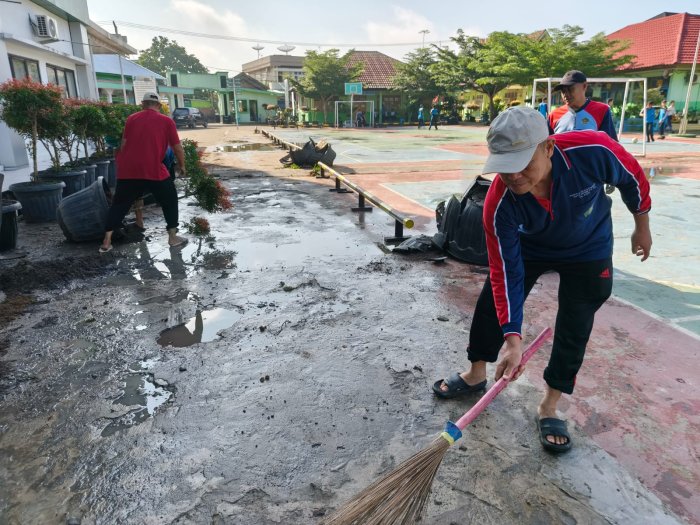Turun Langsung ke Lapangan, Kamad MTsN 2 Kota Jambi Pimpin Perawatan Tanaman Bersama Tendik Turun Langsung ke Lapangan, Kamad MTsN 2 Kota Jambi Pimpin Perawatan Tanaman Bersama Tendik