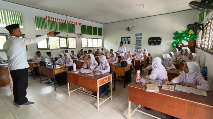 Pak Wahid Lakukan Supervisi terhadap Pak Sadat: Penguatan Pembelajaran Al-Quran Hadits dan Bahasa Arab