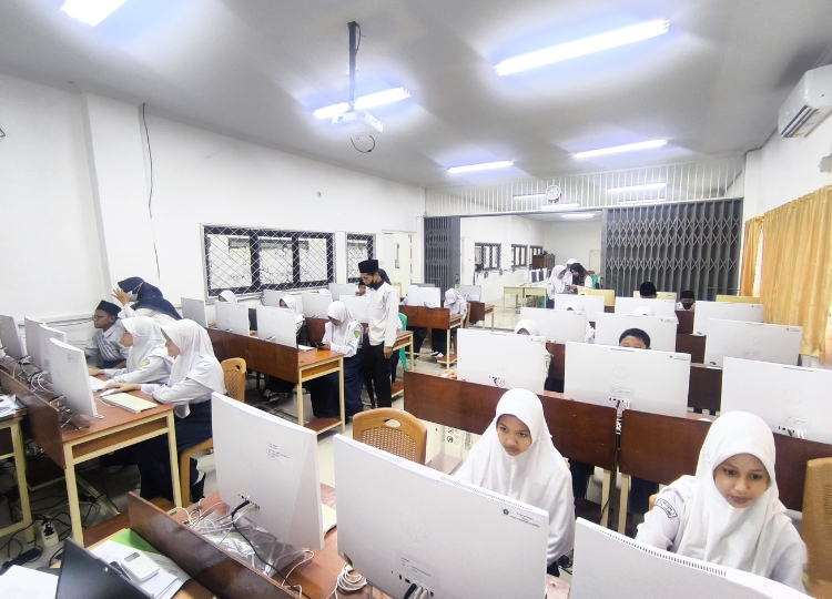 ASAT Tanpa Panik: Panitia MTsN 2 Kota Jambi Sigap Atasi Masalah ASAT Tanpa Panik: Panitia MTsN 2 Kota Jambi Sigap Atasi Masalah