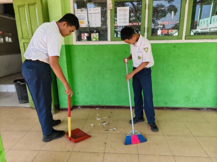 Gotong Royong Siswa MTsN 2 Kota Jambi Warnai Persiapan ASAT Gotong Royong Siswa MTsN 2 Kota Jambi Warnai Persiapan ASAT