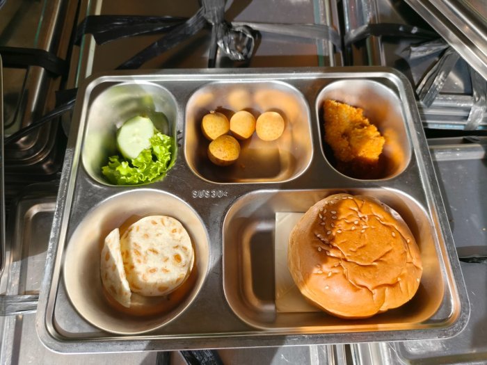 MBG Jumat Sajikan Burger Ayam Katsu, Energi Siswa Tetap Terjaga