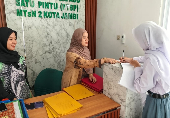 MTsN 2 Kota Jambi Layani Cap Tiga Jari Alumni Lewat PTSP