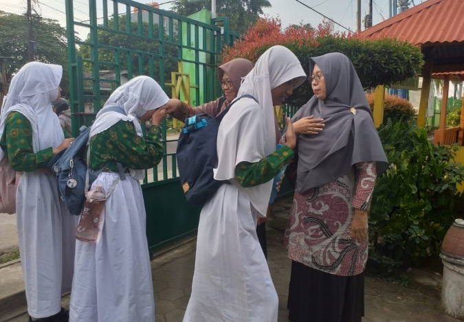 Senyum Guru Sambut Siswa MTsN 2 Kota Jambi di Pagi Hari
