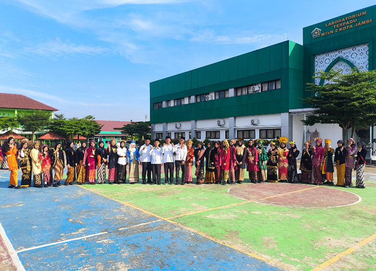 Deretan Busana Adat Warnai Peringatan Harkitnas di MTsN 2 Jambi